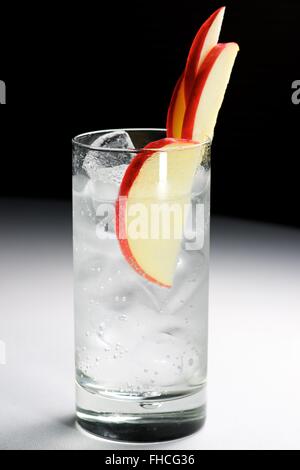 Apple Gin Tonic im Glas serviert. Stockfoto