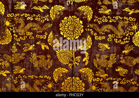 Schablone Drachen & PHONEIX Decke Designs auf einen buddhistischen Tempel - LUANG PRABANG, LAOS Stockfoto