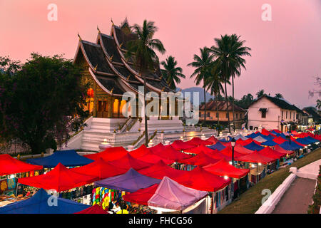 Die HAW PHA BANG oder königliche Tempel sitzt über dem berühmten Nachtmarkt - LUANG PRABANG, LAOS Stockfoto