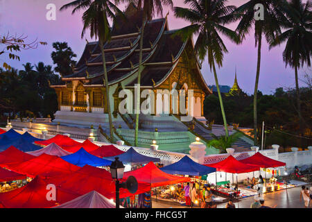 Die HAW PHA BANG oder königliche Tempel sitzt über dem berühmten Nachtmarkt - LUANG PRABANG, LAOS Stockfoto