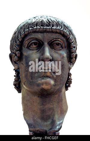 Dieser riesige Bronzekopf des Roman Emperor Constantine bei fast zwei Meter hoch, erscheint im Capitoline Museum, Rom. Stockfoto