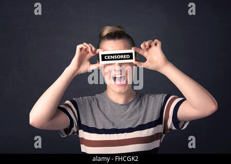 Hübsches Mädchen mit zensierten Papier zu unterschreiben Stockfoto