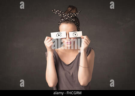 Lustige Frau, mit der Hand gezeichnet Papier Augen Stockfoto