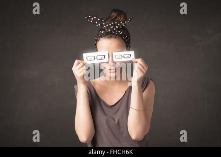 Glückliches Mädchen mit Hand gezeichnet Papier Brillen Stockfoto