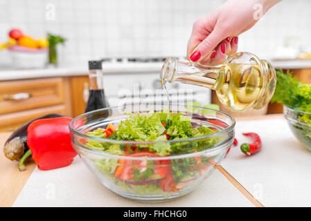 Olivenöl begossen Salat. Stockfoto