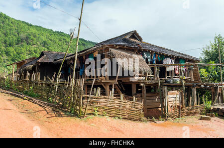 Haus durch die Akha Leute, Burma Stockfoto