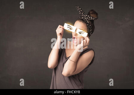 Coole junge mit einem Papier hand gezeichnete Augen Stockfoto