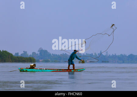 Fischer in der Nähe der Ufer des DON KHONG Insel im Bereich 10 tausend Inseln auf dem Mekong - Süd, LAOS Stockfoto