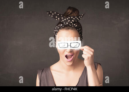 Glückliches Mädchen mit Hand gezeichnet Papier Brillen Stockfoto