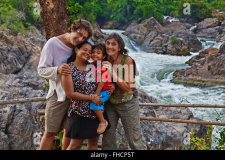 Familienfoto auf er DON KHON Wasserfall auf DON KHON Insel im Bereich 4 tausend Inseln des Mekong-Flusses - Süd, LAOS Stockfoto