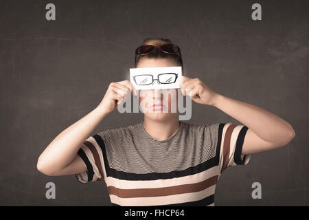 Glückliches Mädchen mit Hand gezeichnet Papier Brillen Stockfoto