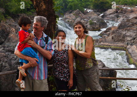 Familienfoto auf er DON KHON Wasserfall auf DON KHON Insel im Bereich 4 tausend Inseln des Mekong-Flusses - Süd, LAOS Stockfoto