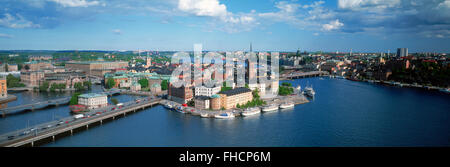 Panoramische Übersicht von oben der City Hall von Riddarholmen Insel mit Fähren auf Riddarfjarden Gewässer in Stockholm Stockfoto