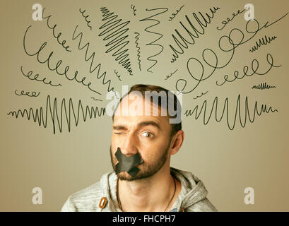 Junger Mann mit verklebten Mund und geschweiften Linien Stockfoto