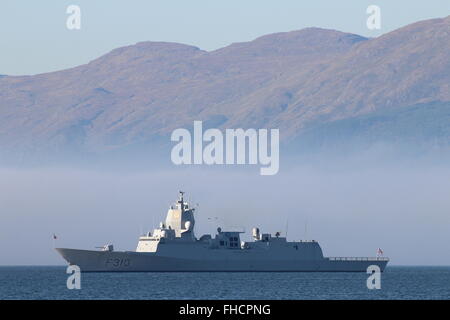 Die Fregatte Schiff KNM Fridtjof Nansen (F310) der norwegischen Marine, die Führung in ihrer Klasse von Gourock während gemeinsame Krieger 15-2 Stockfoto