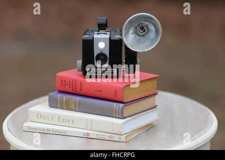 Vintage Brownie Kamera auf einem Stapel Bücher Stockfoto