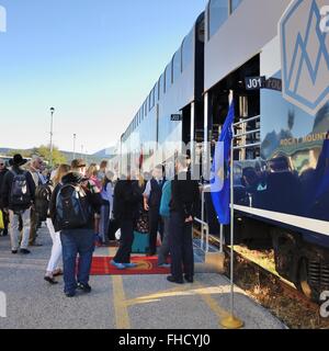 Passagiere sind herzlich willkommen an Bord des Rocky Mountaineer Zuges in Jasper, Alberta, Kanada Stockfoto