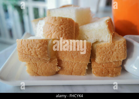 Toast mit Marmelade in ein Glas Orange Stockfoto