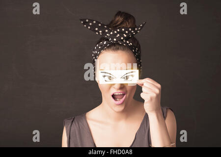 Coole junge mit einem Papier hand gezeichnete Augen Stockfoto