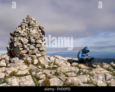 Junger Mann mit mobilen ruht während ein Wanderweg, Sierra de Mijas Málaga Provinz Costa del Sol Andalusien Südspanien Stockfoto
