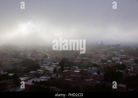 Morgennebel aus einer Ballonfahrt angeboten von Coyote Adventures - SAN MIGUEL DE ALLENDE, Mexiko Stockfoto