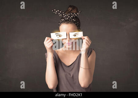 Coole junge mit einem Papier hand gezeichnete Augen Stockfoto