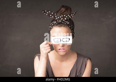 Glückliches Mädchen mit Hand gezeichnet Papier Brillen Stockfoto