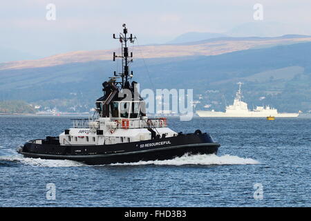 Findige SD, ein Schlepper Clyde-basierte Admiralität übergibt Indien Osthafen in Greenock während der Übung Joint Warrior 15-2. Stockfoto