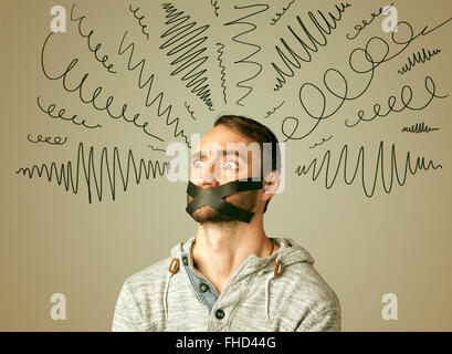 Junger Mann mit verklebten Mund und geschweiften Linien Stockfoto