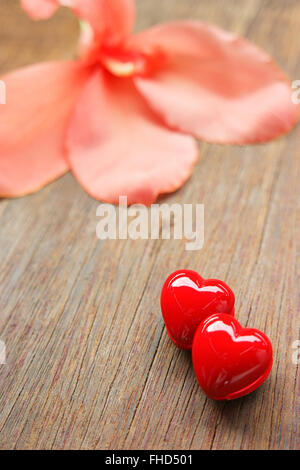 Valentinstag Hintergrund mit roten Herzen und Blumen Stockfoto