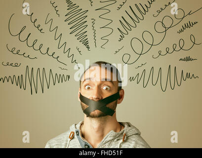 Junger Mann mit verklebten Mund und geschweiften Linien Stockfoto