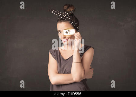 Coole junge mit einem Papier hand gezeichnete Augen Stockfoto