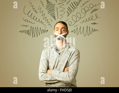 Junger Mann mit verklebten Mund und geschweiften Linien Stockfoto