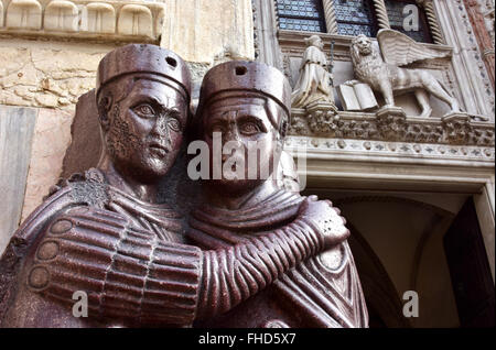 Detail vom Denkmal der vier Tetrarchen und Porta della Carta, an der Ecke der Basilika von Saint-Mark in Venedig, Italien Stockfoto