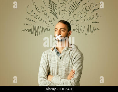 Junger Mann mit verklebten Mund und geschweiften Linien Stockfoto