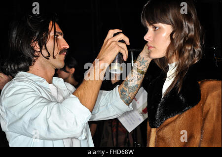 Mailand, Italien, 24. Februar 2016. Ein Modell wird hinter den Kulissen vor der Simonetta Ravizza Show gesehen. Stockfoto