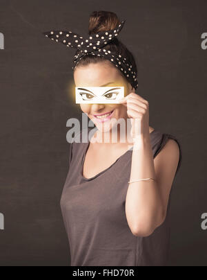 Coole junge mit einem Papier hand gezeichnete Augen Stockfoto