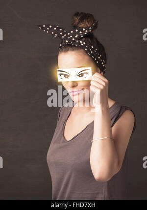 Coole junge mit einem Papier hand gezeichnete Augen Stockfoto