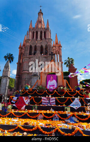 Ein ALTAR mit der Sängerin TEHUA oder MARIA DEL ROSARIO Streifen GRACIELO TREJO im JARDIN des DEADc 2014 - SAN MIGUE tagsüber Stockfoto