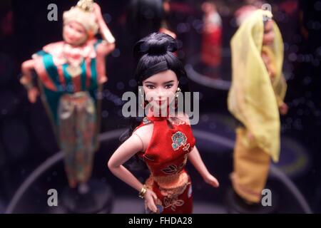 Mailand. 24. Februar 2016. Foto auf am 24. Februar 2016 zeigt eine chinesische Barbie-Puppe auf der Messe "Barbie-das Symbol" in Mailand, Italien. Die Ausstellung wird noch bis März 13 und im April in Rom anwesend sein. Mit 448 Stück die Ausstellung gliedert sich in fünf thematische Abschnitte, einschließlich "Barbie ist Mode", "Barbie Family", "Barbie-Karriere", "Puppen der Welt" und "Celebrity", erzählt die Geschichte von Barbie und ihre Auswirkungen auf Mode, design, Familienleben und Arbeitsplätze für Frauen. Bildnachweis: Jin Yu/Xinhua/Alamy Live-Nachrichten Stockfoto