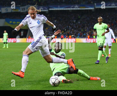 Kiew, Ukraine. 24. Februar 2016. Domagoj Vida von Dynamo Kiew (in weiß) kämpft für eine Kugel mit Bacary Sagna des FC Manchester City in der UEFA Champions League Runde der 16 Fußball Spiel FC Dynamo Kyiv-Manchester City FC im NSC Olimpiyskyi Stadium in Kiew, am 24. Februar 2016. Man.City gewann 3: 1. Bildnachweis: Oleksandr Prykhodko/Alamy Live-Nachrichten Stockfoto