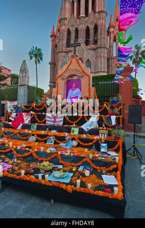 Ein ALTAR mit der Sängerin TEHUA oder MARIA DEL ROSARIO Streifen GRACIELO TREJO im JARDIN des DEADc 2014 - SAN MIGUE tagsüber Stockfoto