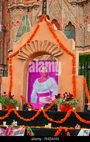 Ein ALTAR mit der Sängerin TEHUA oder MARIA DEL ROSARIO Streifen GRACIELO TREJO im JARDIN des DEADc 2014 - SAN MIGUE tagsüber Stockfoto