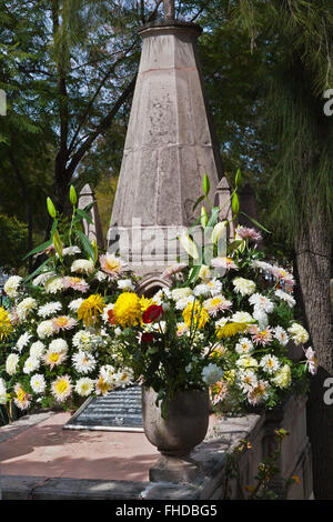 Gräber sind bedeckt mit FRISCHBLUMEN lieben Willkommen zurück auf die Erde beim DAY OF THE DEAD - SAN MIGUEL DE ALLENDE, MEXIC Stockfoto