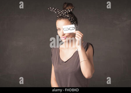 Glückliches Mädchen mit Hand gezeichnet Papier Brillen Stockfoto