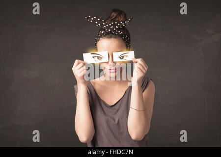 Coole junge mit einem Papier hand gezeichnete Augen Stockfoto