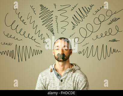 Junger Mann mit verklebten Mund und geschweiften Linien Stockfoto