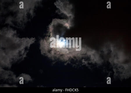 Donaghadee, UK. 25. Februar 2016. Drei Viertel Mond im Donaghadee, wo Blue Peter Lindsey Russell Zorb Challange in Donaghadee beginnen. in Nordirland Credit: Bonzo/Alamy Live-Nachrichten Stockfoto