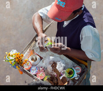 Verkäufer von Areca Nüssen in Betel Blätter, Burma Stockfoto