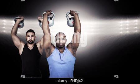 Zusammengesetztes Bild starke Freunde heben Kettlebells zusammen Stockfoto